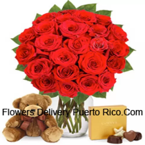 31 Rosas rojas con algunas helechos en un jarrón de vidrio acompañadas de una caja de chocolates importados y un lindo osito de peluche marrón de 12 pulgadas de altura