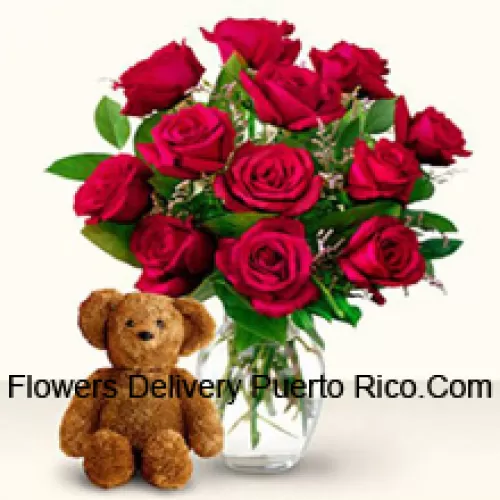 11 Rose Rosse con alcune felci in un vaso di vetro insieme a un carino orsacchiotto marrone alto 12 pollici