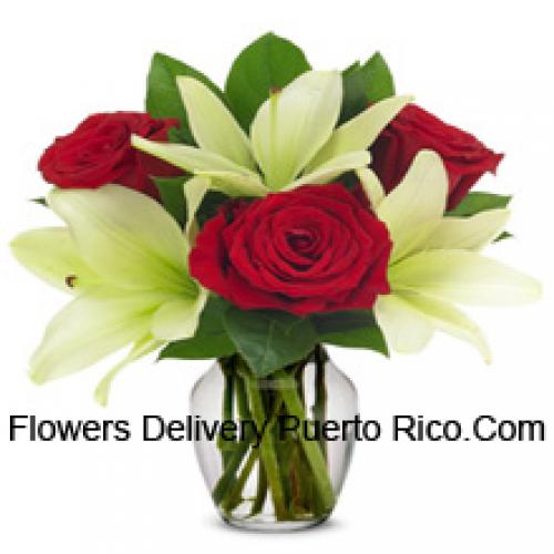 Hermosas rosas rojas y lirios blancos