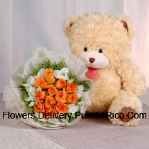 Tros van 11 oranje rozen en een middelgrote schattige teddybeer